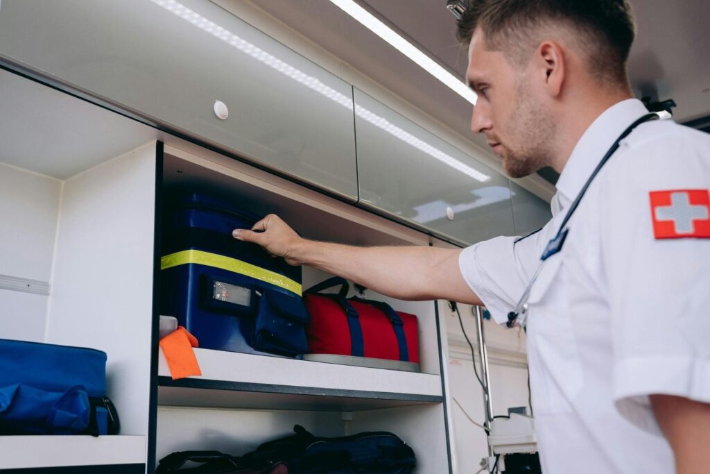 Rettungssanitäter entnimmt eine Tasche aus dem Rettungswagen